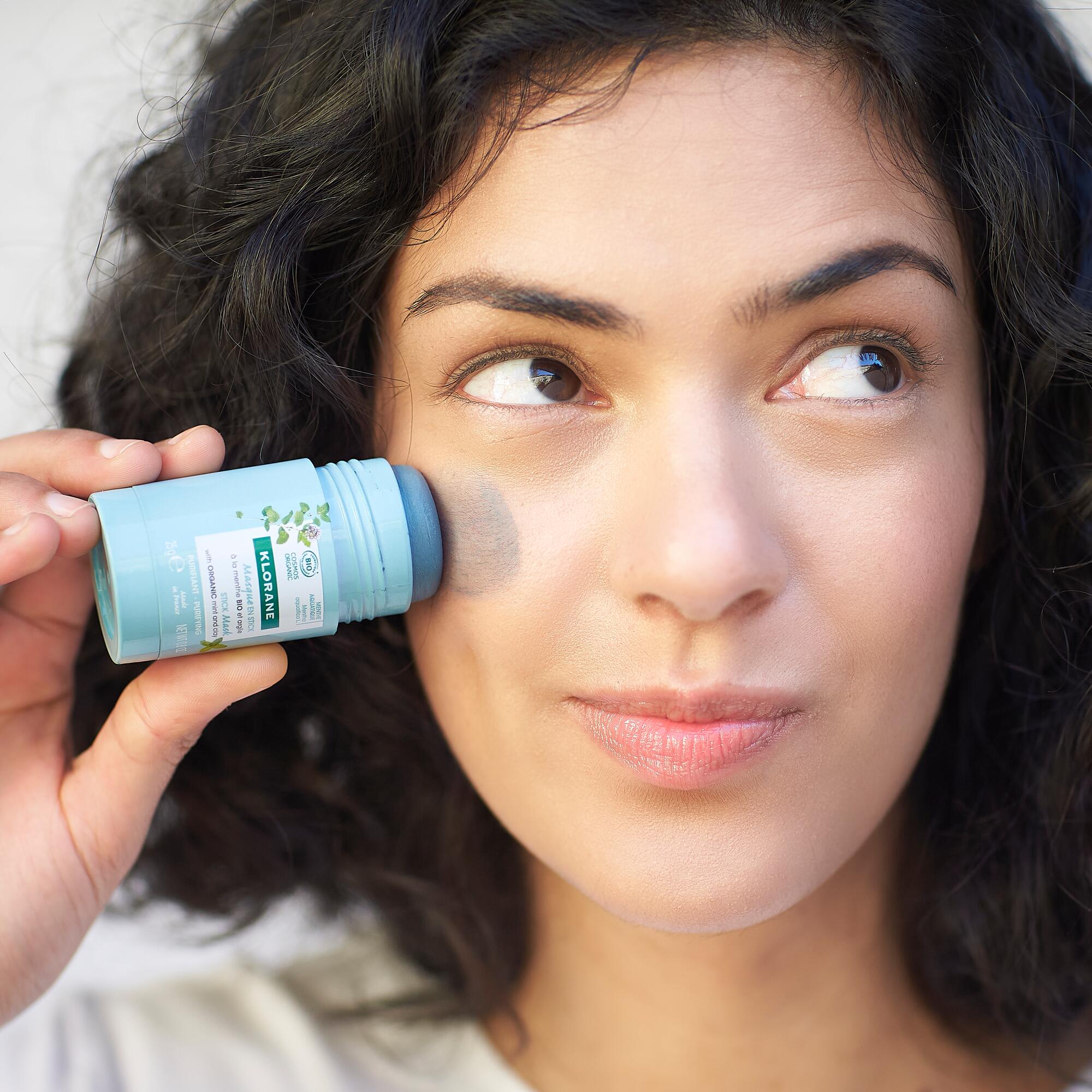 <span class="ezstring-field">kl_aquatic-mint_face_lifestyle_patrice_2021 -19-368-449</span>